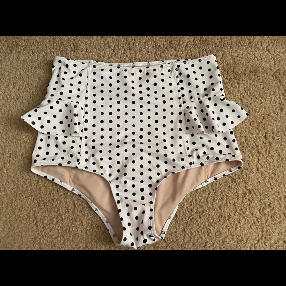 Kortnie Jeane EUC Ruffle Around Bottoms